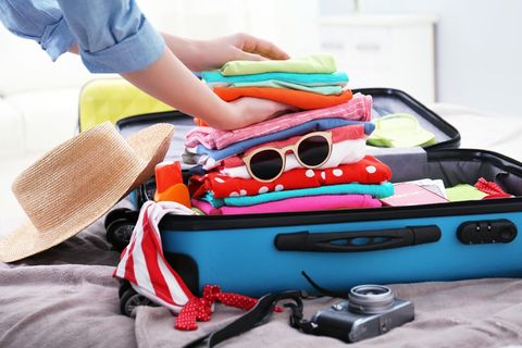Der Urlaub steht an doch man weiß nicht, was man einpacken soll? Entweder nimmt man viel zu viel, die falschen Kleidungsstücke oder nur die Hälfte von dem mit, was man eigentlich bräuchte. Drama! Dieses Jahr wird das anders– dank den 5 Tricks!