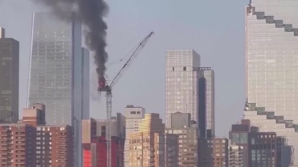 New York: Baukran brennt und stürzt aus 47. Stock auf die 10th Avenue