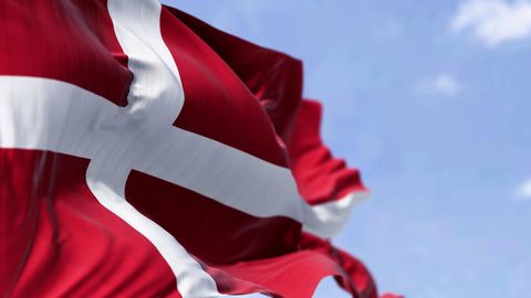 Die dänische Flagge, der Dannebrog, weht im Wind