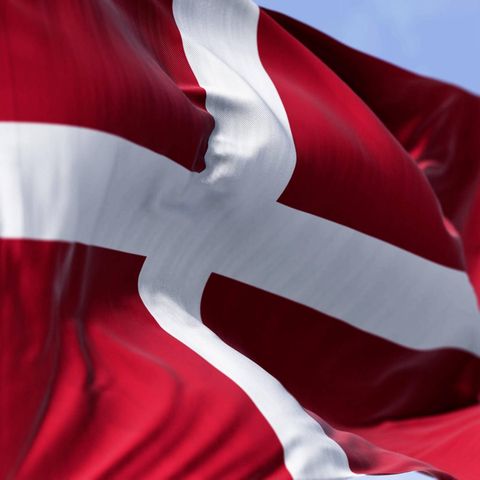 Die dänische Flagge, der Dannebrog, weht im Wind