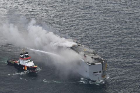 Die "Freemantle Highway", ein Frachter voller Autos, treibt auf der Nordsee, während dichter, weißer Rauch vom Schiff wegweht