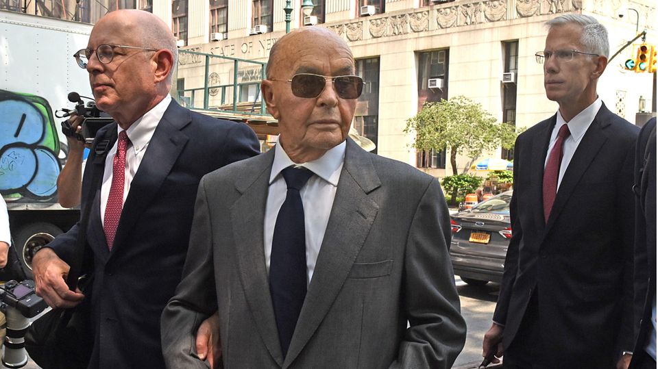 Der britische Milliardär Joe Lewis verlässt ein Bundesgericht in Manhattan