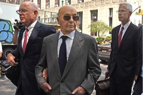 Der britische Milliardär Joe Lewis verlässt ein Bundesgericht in Manhattan