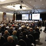 Am 6. Februar 2013 wird die AfD im hessischen Oberursel aus Protest gegen die Euro-Rettungspolitik der Europäischen Union gegründet. Ihr Gründungsparteitag findet gut zwei Monate später in Berlin statt, im Hotel Intercontinental.