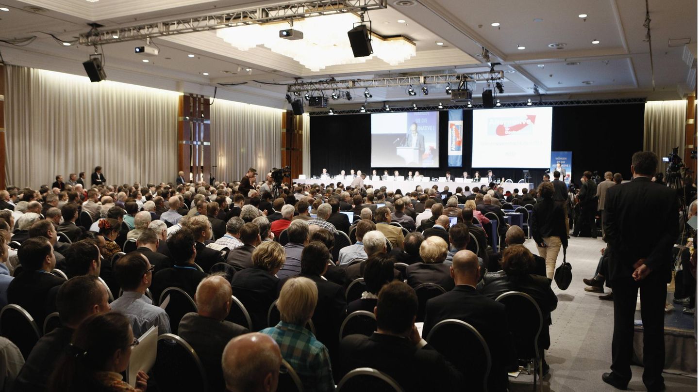 Am 6. Februar 2013 wird die AfD im hessischen Oberursel aus Protest gegen die Euro-Rettungspolitik der Europäischen Union gegründet. Ihr Gründungsparteitag findet gut zwei Monate später in Berlin statt, im Hotel Intercontinental.