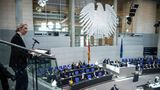 Alice Weidel spricht im Bundestag bei einer Sondersitzung mit einer Regierungserklärung zur aktuellen Lage in der Ukraine