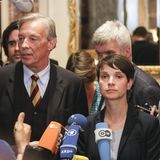 Frauke Petry vor der Presse nach dem Abbruch der Gespräche mit dem Zentralrat der Muslime