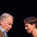 Alexander Gauland und Frauke Petry diskutieren beim Kölner AfD-Parteitag an