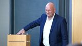 FDP-Politiker Thomas Kemmerich wirft seinen Stimmzettel in eine Wahlurne ein