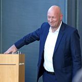 FDP-Politiker Thomas Kemmerich wirft seinen Stimmzettel in eine Wahlurne ein