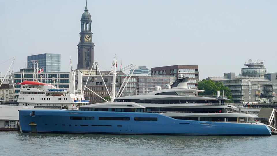 Luxusyacht Aviva Milliardärs Joseph Lewis Hamburg Hafen Die Luxusyacht Aviva des britischen Milliardärs Joseph Lewis im Hamburger Hafen