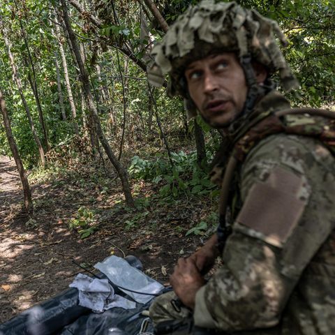 Zwei ukrainische Soldaten im Gebiet Donezk