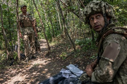 Zwei ukrainische Soldaten im Gebiet Donezk