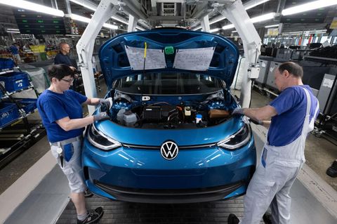 Ein Modell der neuen Generation des ID.3 wird im Werk von Volkswagen in Zwickau montiert