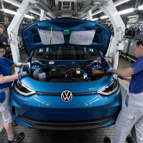 Ein Modell der neuen Generation des ID.3 wird im Werk von Volkswagen in Zwickau montiert