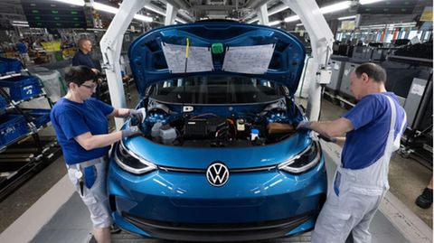 Ein Modell der neuen Generation des ID.3 wird im Werk von Volkswagen in Zwickau montiert