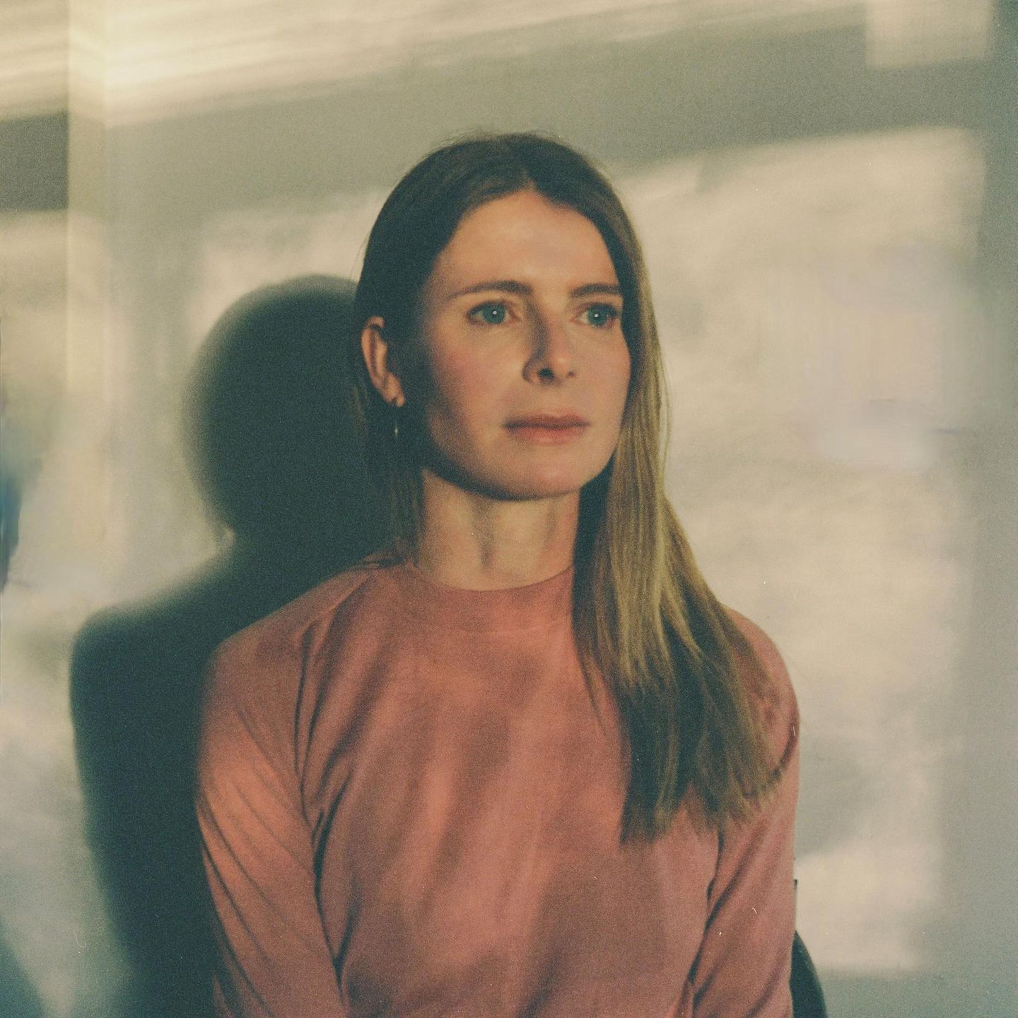 US-Autorin Emma Cline hat lange Haare und einen offenen Blick