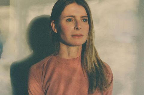 US-Autorin Emma Cline hat lange Haare und einen offenen Blick