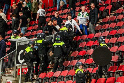 Niederländische Polizisten müssen nach Fan-Ausschreitungen in Enschede eingreifen