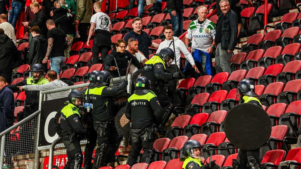 Niederländische Polizisten müssen nach Fan-Ausschreitungen in Enschede eingreifen