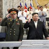 Abgenommen wurde die Militärparade von Machthaber Kim Jong Un (Mitte)