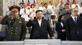 Abgenommen wurde die Militärparade von Machthaber Kim Jong Un (Mitte)