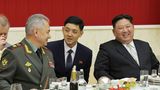 Kim (r) und Schoigu (l) schienen dabei prächtig gelaunt zu sein