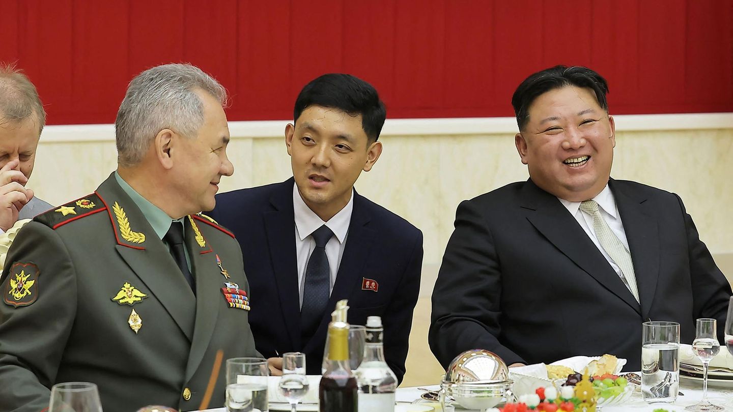 Kim (r) und Schoigu (l) schienen dabei prächtig gelaunt zu sein