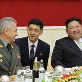 Kim (r) und Schoigu (l) schienen dabei prächtig gelaunt zu sein