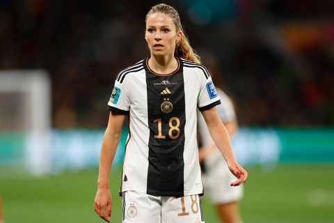 Eine deutsche Fußballerin auf dem Feld