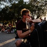 Rhodos: Viele Menschen sitzen mit ihrem Gepäck im Freien