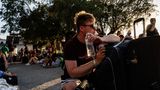 Rhodos: Viele Menschen sitzen mit ihrem Gepäck im Freien