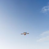 Rhodos: ein Löschflugzeug am Himmel