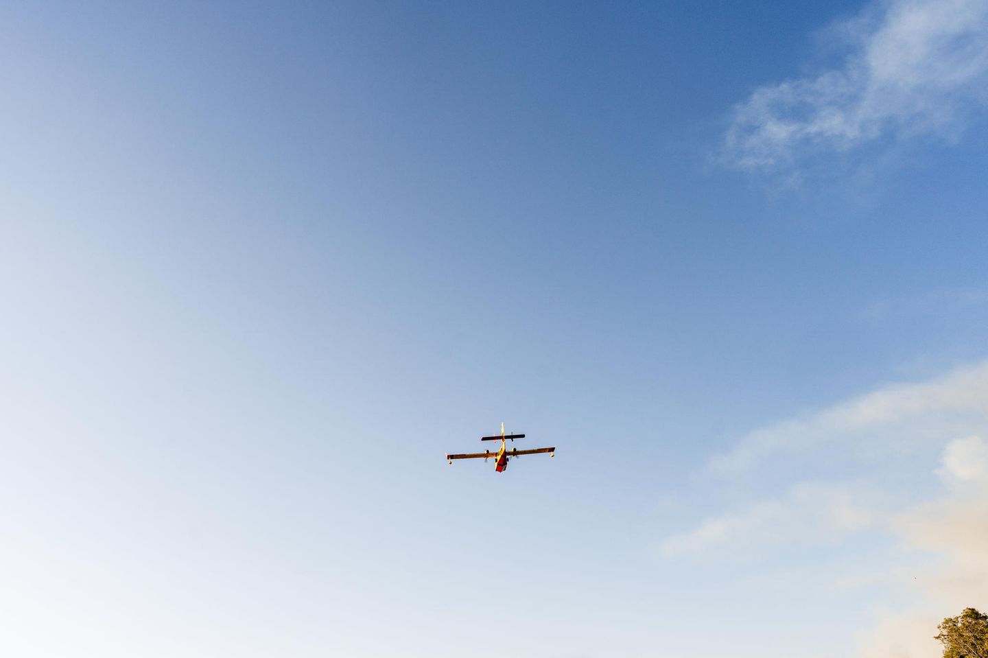 Rhodos: ein Löschflugzeug am Himmel