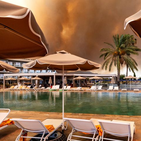 Rhodos: ein leerer Hotelpool und am Himmel nur Rauchwolken