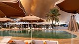 Rhodos: ein leerer Hotelpool und am Himmel nur Rauchwolken
