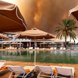 Rhodos: ein leerer Hotelpool und am Himmel nur Rauchwolken