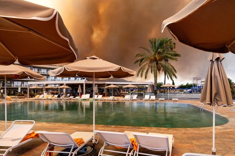 Rhodos: ein leerer Hotelpool und am Himmel nur Rauchwolken