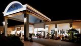 Rhodos: Menschen sitzen in der Nacht vor einem Hoteleingang