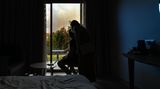 Rhodos: Aus einem Fenster heraus sind Rauchwolken zu sehen