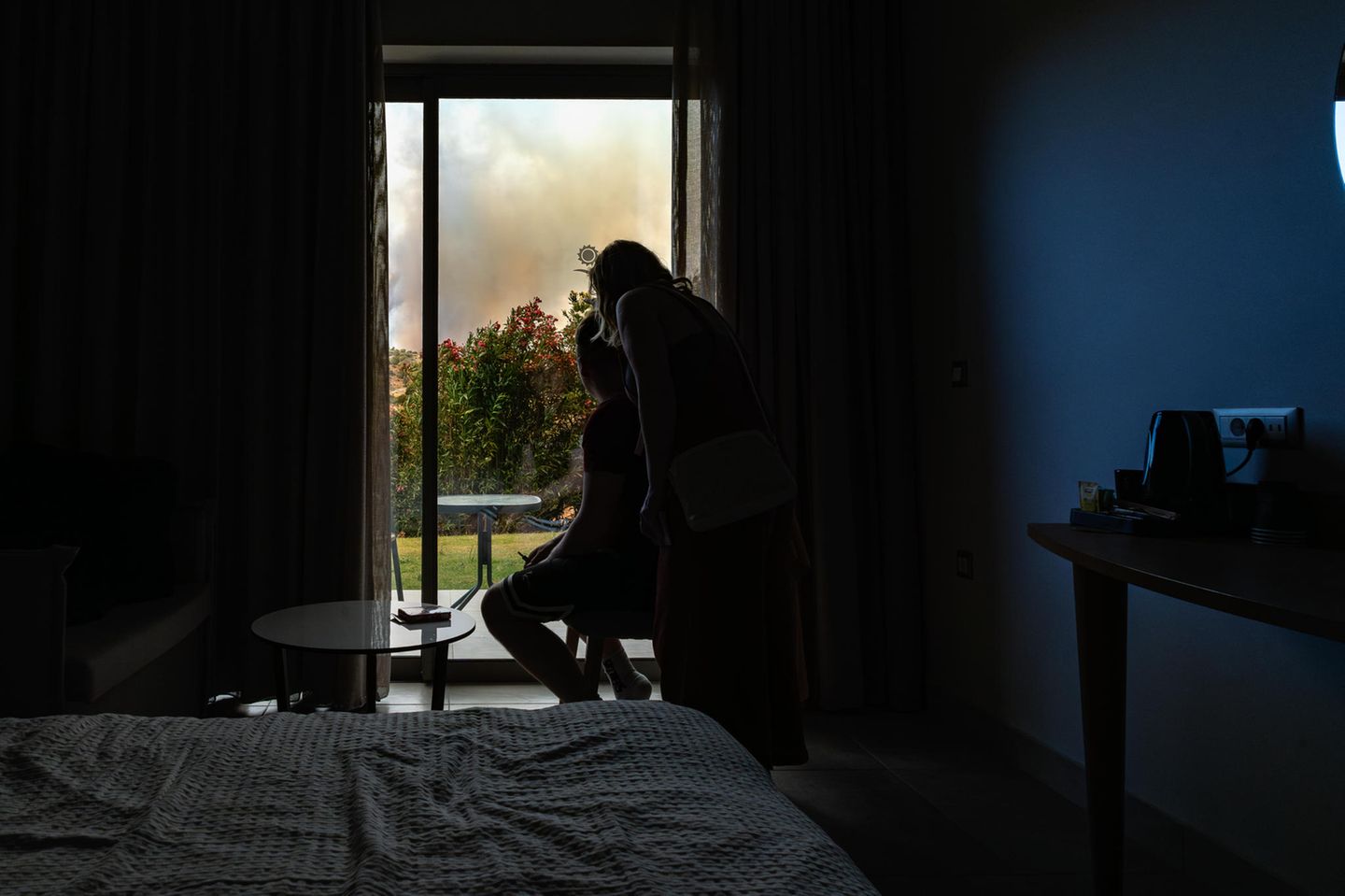 Rhodos: Aus einem Fenster heraus sind Rauchwolken zu sehen