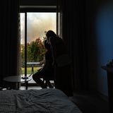 Rhodos: Aus einem Fenster heraus sind Rauchwolken zu sehen