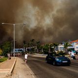 Dunkle Rauchwolken über den Straßen