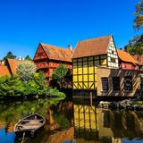 Kunst und Kultur, dafür ist die dänische Stadt Aarhus bekannt. Aber auch im Hochsommer müssen Einheimische und Touristen nicht in die kühlen Museen flüchten, um der Hitze zu entfliehen – denn in Aarhus wird es nur selten wirklich heiß. Im Juli und August liegt die Durchschnittstemperatur bei 17,15 Grad Celsius – dafür gibt es täglich knapp 10 Sonnenstunden. 