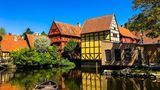 Kunst und Kultur, dafür ist die dänische Stadt Aarhus bekannt. Aber auch im Hochsommer müssen Einheimische und Touristen nicht in die kühlen Museen flüchten, um der Hitze zu entfliehen – denn in Aarhus wird es nur selten wirklich heiß. Im Juli und August liegt die Durchschnittstemperatur bei 17,15 Grad Celsius – dafür gibt es täglich knapp 10 Sonnenstunden. 