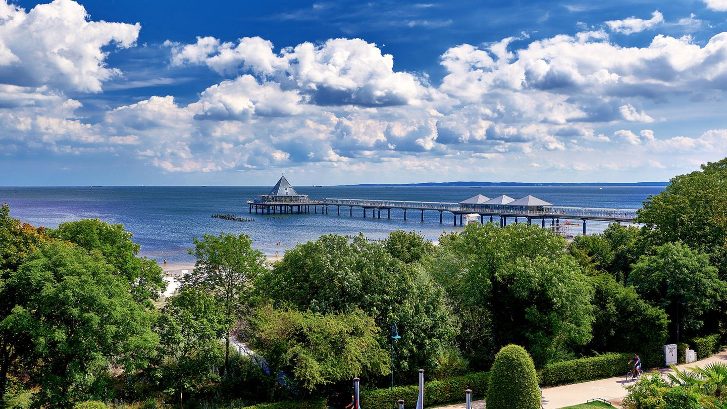 Sommerurlaub in Deutschland klingt erstmal nicht unbedingt nach großer Hitze. Aber wie die letzten Monate gezeigt haben, kann das Thermometer auch hierzulande gerne mal die 30-Grad-Marke knacken. Allerdings nicht überall. Auf Usedom, genauer gesagt im beschaulichen Badeort Heringsdorf, herrschen selbst im Juli und August angenehme 18,9 Grad Celsius durchschnittlich. Perfekte Ausgangslage für ausgiebige Radtouren oder einen Spaziergang am Meer. 