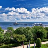 Sommerurlaub in Deutschland klingt erstmal nicht unbedingt nach großer Hitze. Aber wie die letzten Monate gezeigt haben, kann das Thermometer auch hierzulande gerne mal die 30-Grad-Marke knacken. Allerdings nicht überall. Auf Usedom, genauer gesagt im beschaulichen Badeort Heringsdorf, herrschen selbst im Juli und August angenehme 18,9 Grad Celsius durchschnittlich. Perfekte Ausgangslage für ausgiebige Radtouren oder einen Spaziergang am Meer. 