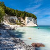 Wer schon einmal dort war, der weiß: An Deutschlands Küste kann es auch im Sommer ordentlich frisch werden. Genau das Richtige also für Hitzemuffel. Auf der größten Ostseeinsel Rügen gibt es zu der Durchschnittstemperatur von 19,35 Grad Celsius im Juli und August auch noch Sonne satt und wenige Regenschauer. 