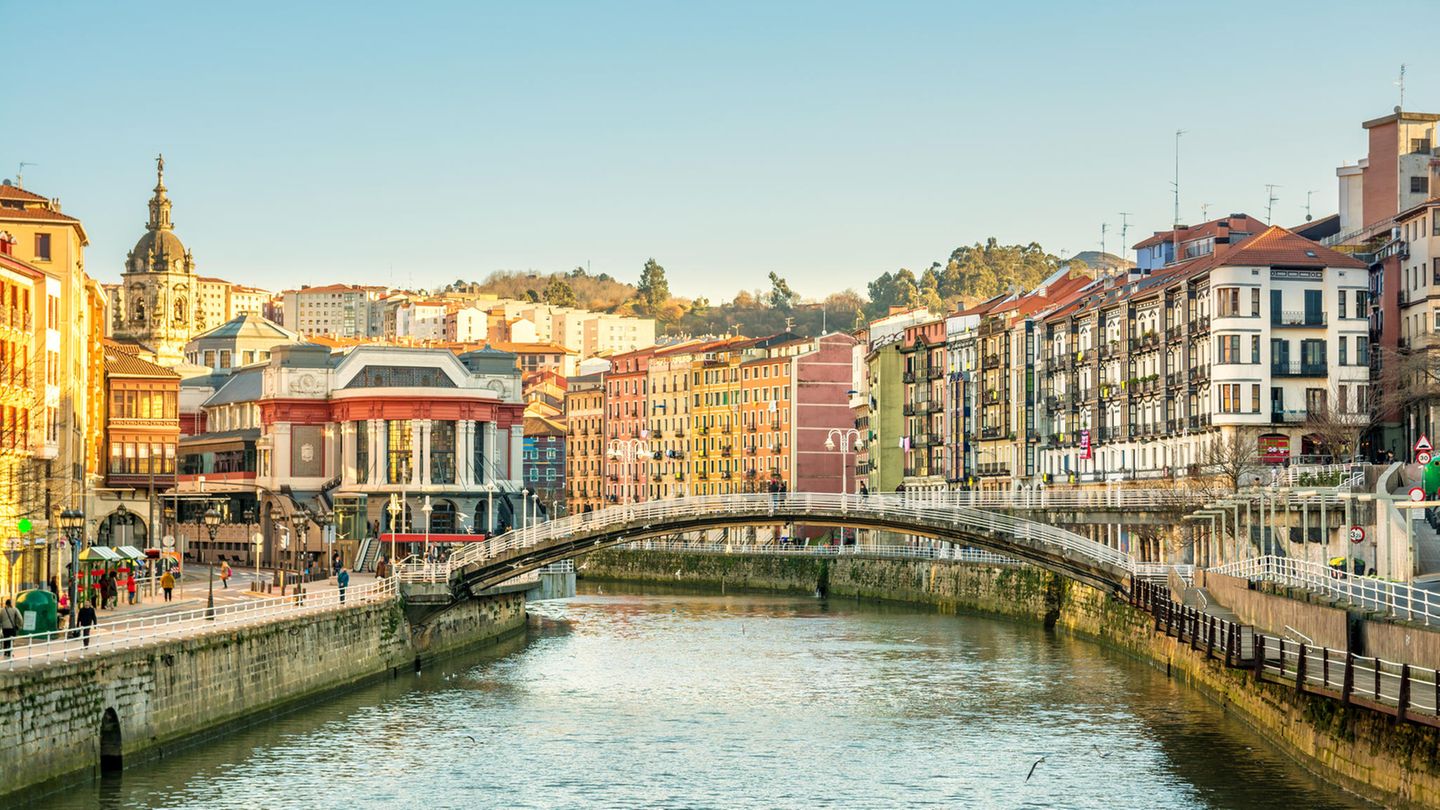 Tatsächlich schafft es auch ein Ort in Spanien in dieses Ranking. Die Stadt Bilbao liegt im Baskenland und gilt vor allem wegen ihrer besonderen Architektur und der vielfältigen Kultur als beliebtes Reiseziel. Aber auch die Temperaturen lassen sich aushalten: 19,2 Grad Celsius im Schnitt und um die 7,2 Sonnenstunden täglich. 