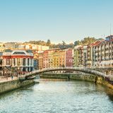 Tatsächlich schafft es auch ein Ort in Spanien in dieses Ranking. Die Stadt Bilbao liegt im Baskenland und gilt vor allem wegen ihrer besonderen Architektur und der vielfältigen Kultur als beliebtes Reiseziel. Aber auch die Temperaturen lassen sich aushalten: 19,2 Grad Celsius im Schnitt und um die 7,2 Sonnenstunden täglich. 